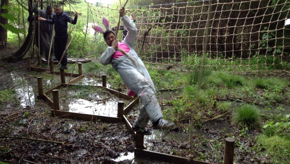 Enterrement de vie de garçon lapin mud team course d'obstacle